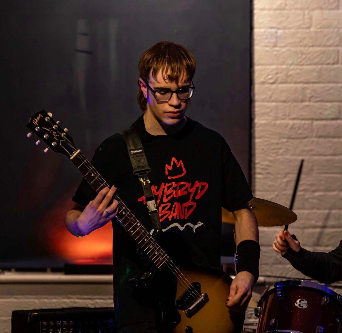 Akira Trembath-Knight playing live with Hybryd
