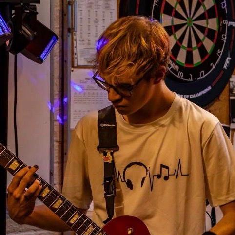 Akira Trembath-Knight playing live with Hybryd